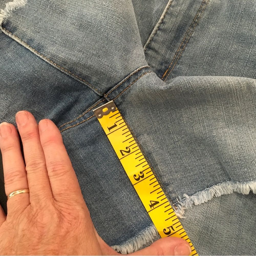 Seven7 Weekend Short 5” Inseam Fray Hem Denim Waist Comfort Stretch Size 16 NWT - Picture 9 of 11